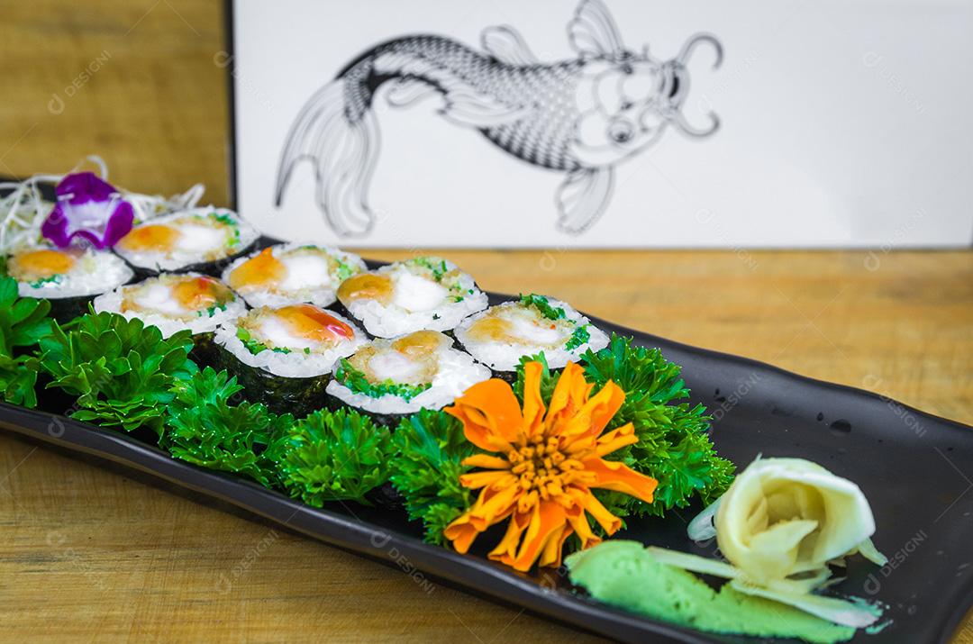 Delicioso hossomaki no prato decorado