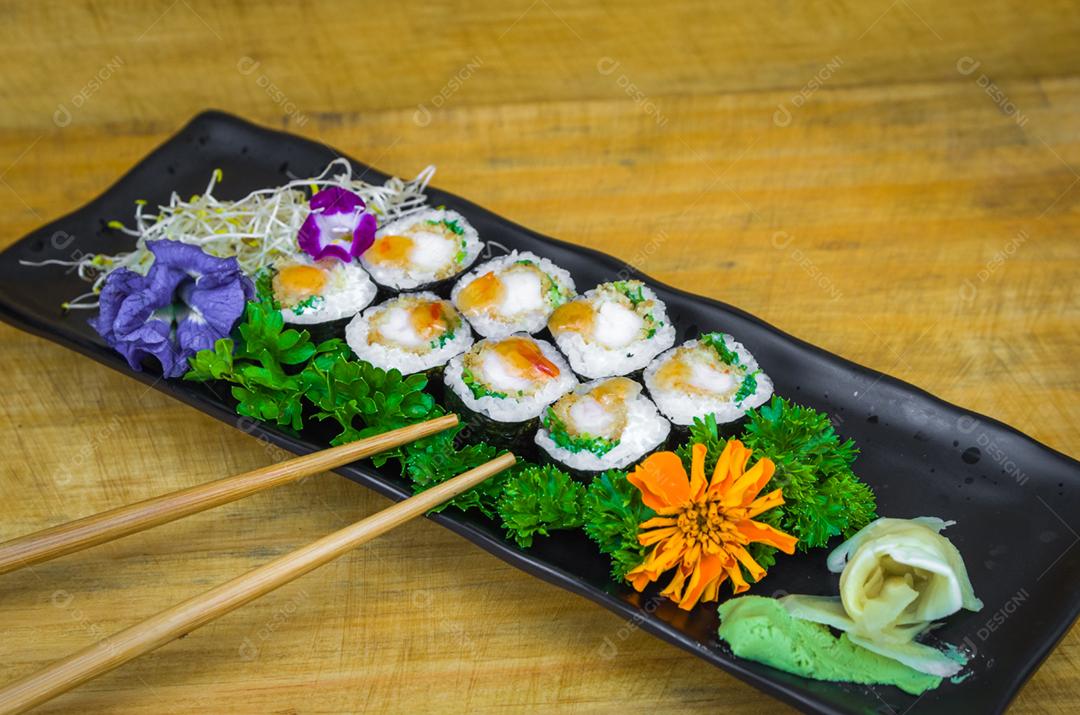 Sushi perfeito, cozinha tradicional japonesa. Delicioso hossomaki no prato decorado