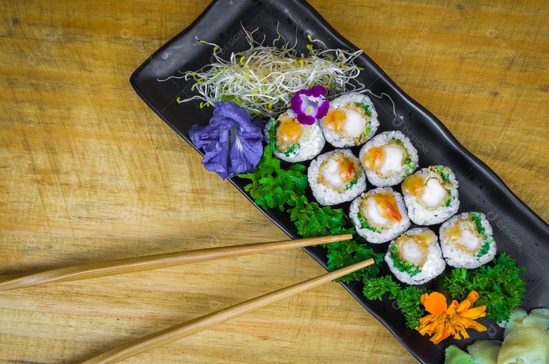 Sushi perfeito, cozinha tradicional japonesa. Delicioso hossomaki no prato decorado