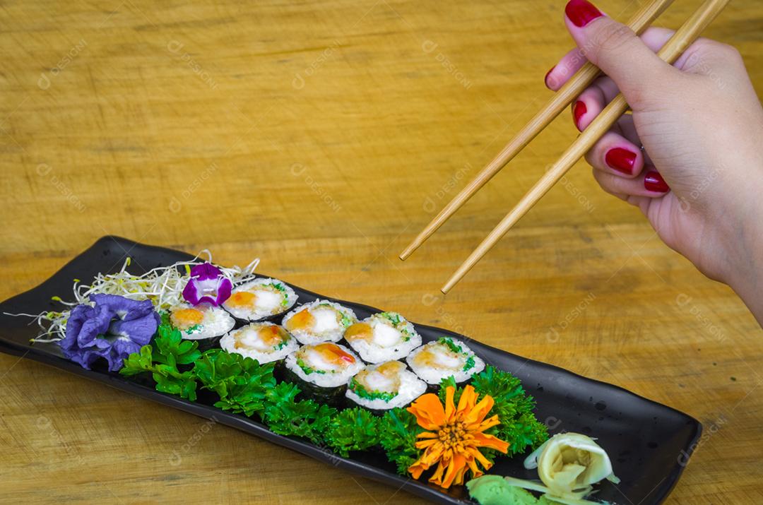 Sushi perfeito, cozinha tradicional japonesa. Delicioso hossomaki no prato decorado