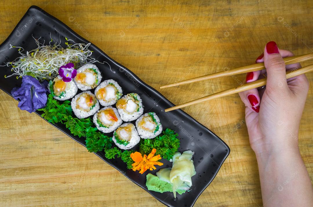 Sushi perfeito, cozinha tradicional japonesa. Delicioso hossomaki no prato decorado