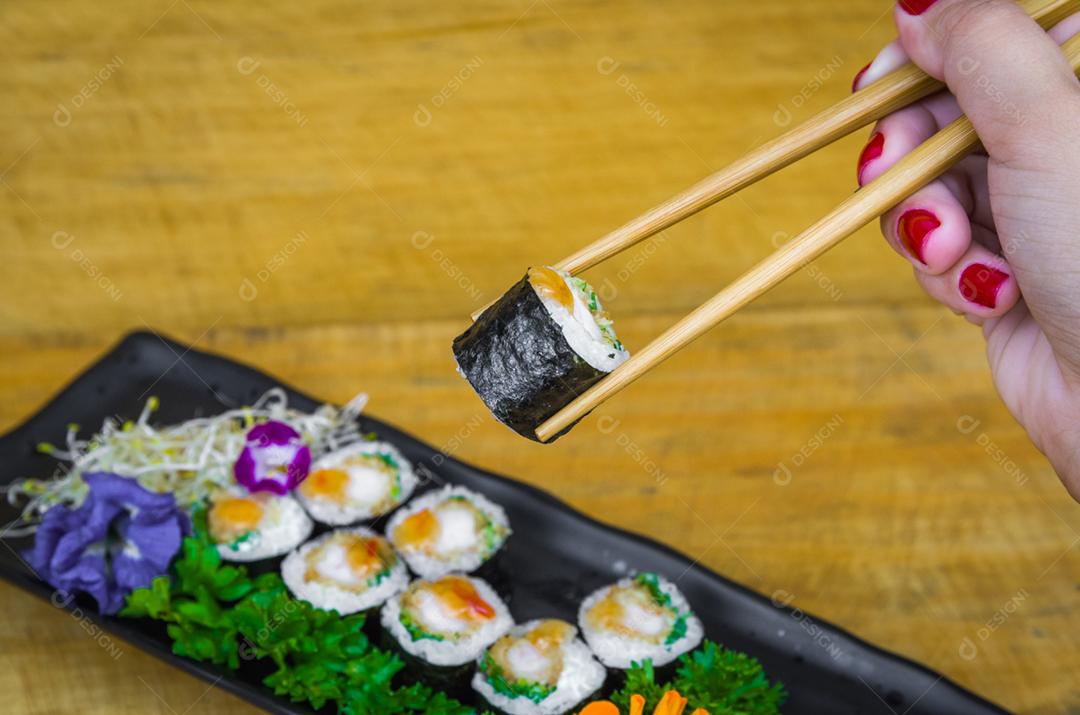 Sushi perfeito, cozinha tradicional japonesa. Delicioso hossomaki no prato decorado