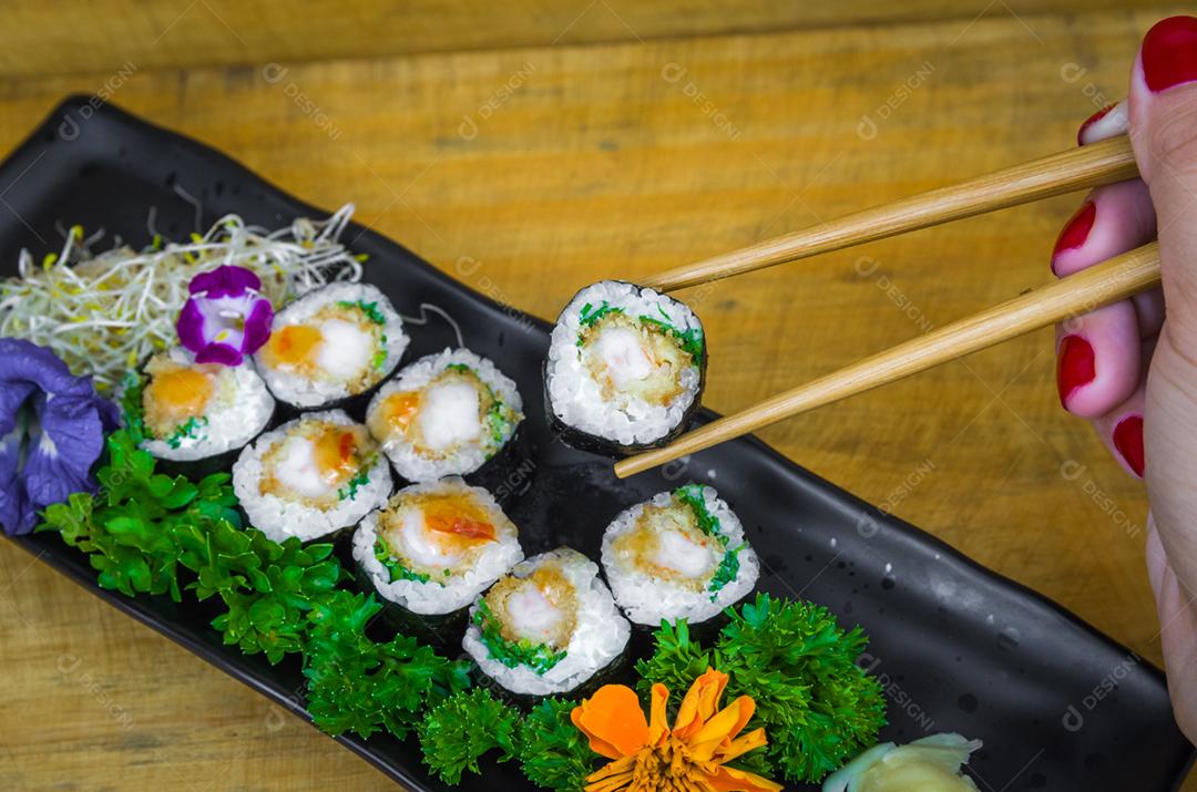 Sushi perfeito, cozinha tradicional japonesa. Delicioso hossomaki no prato decorado