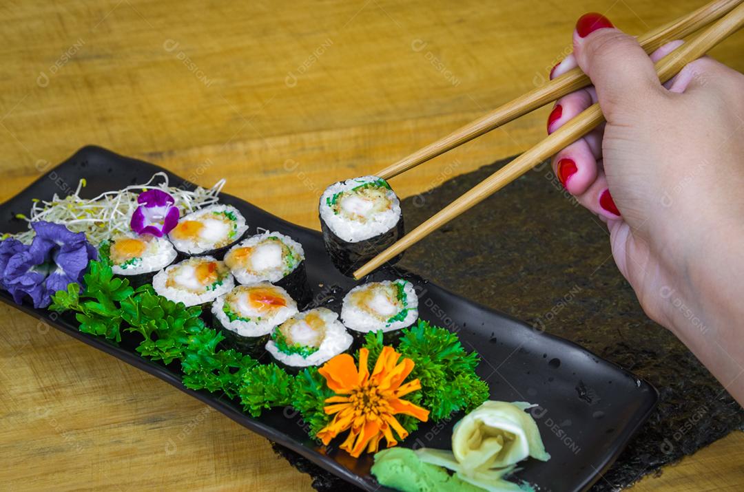Sushi perfeito, cozinha tradicional japonesa. Delicioso hossomaki no prato decorado