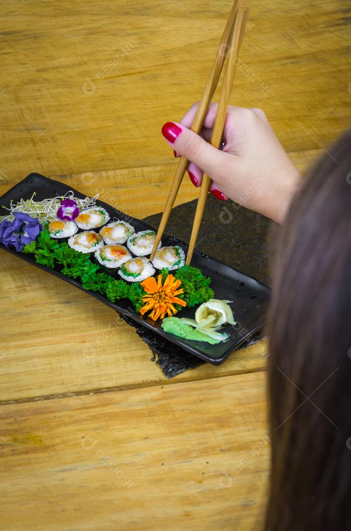 Sushi perfeito, cozinha tradicional japonesa. Delicioso hossomaki no prato decorado