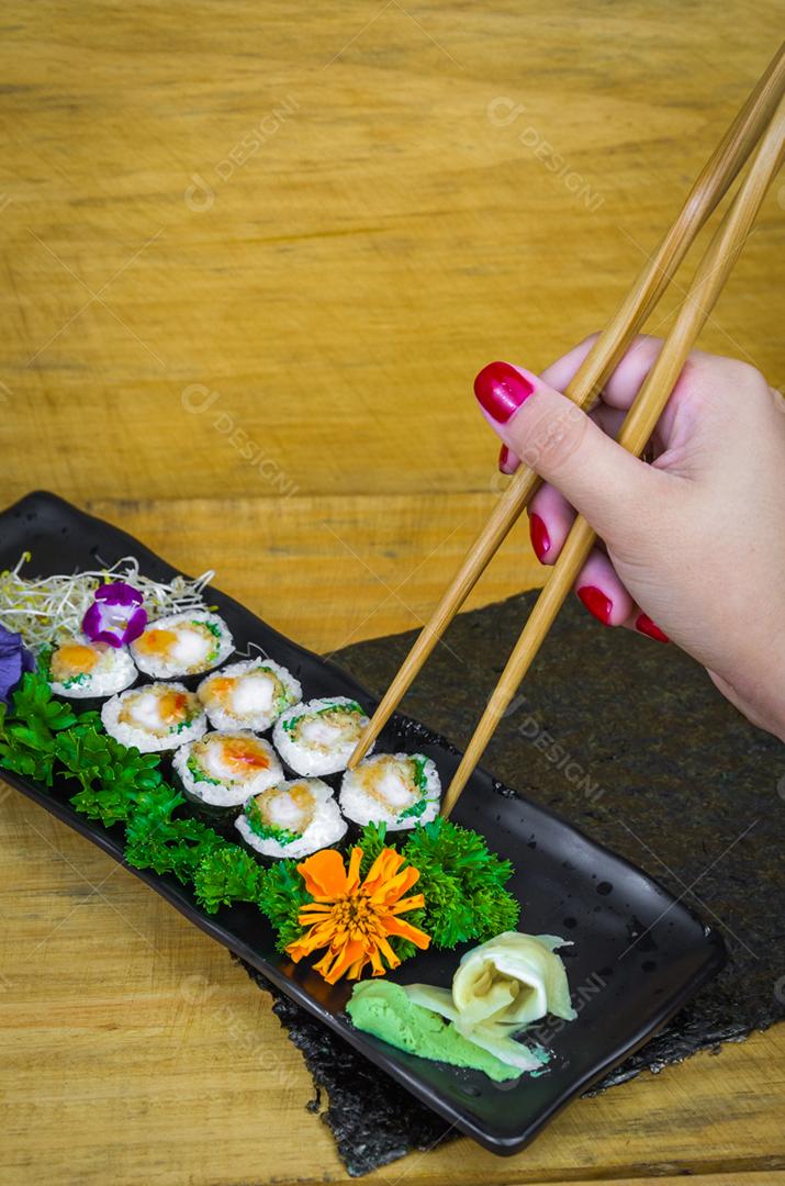 Sushi perfeito, cozinha tradicional japonesa. Delicioso hossomaki no prato decorado