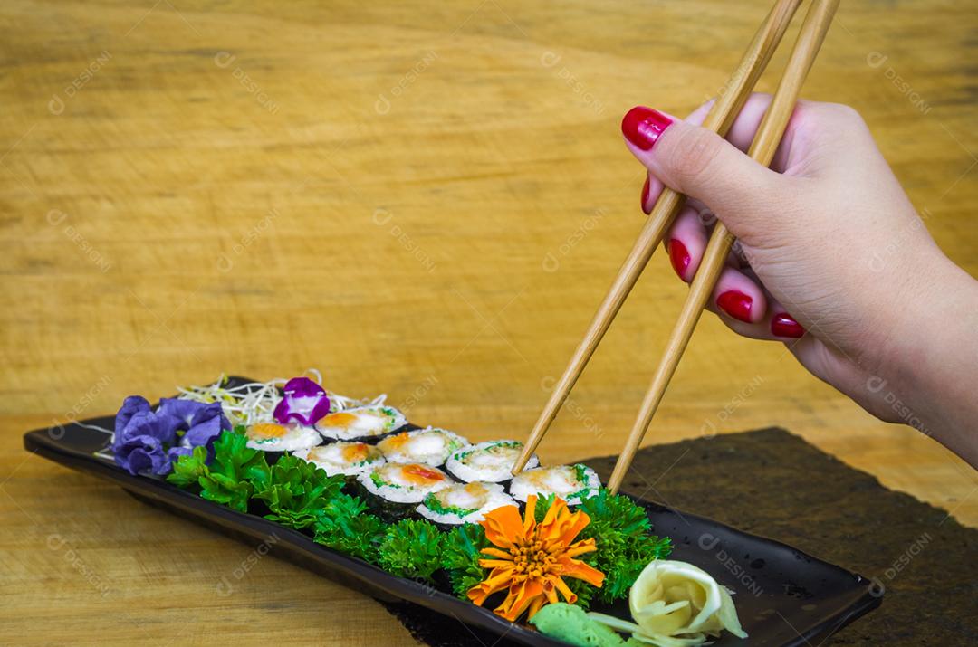 Sushi perfeito, cozinha tradicional japonesa. Delicioso hossomaki no prato decorado