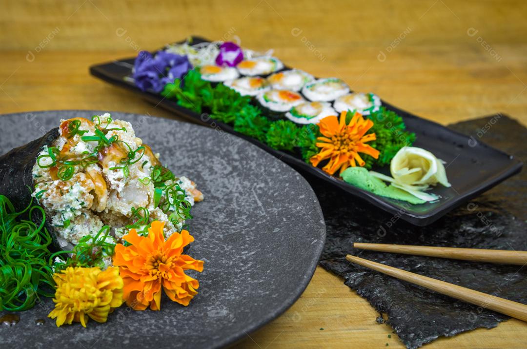 Sushi perfeito, cozinha tradicional japonesa. Delicioso hossomaki no prato decorado