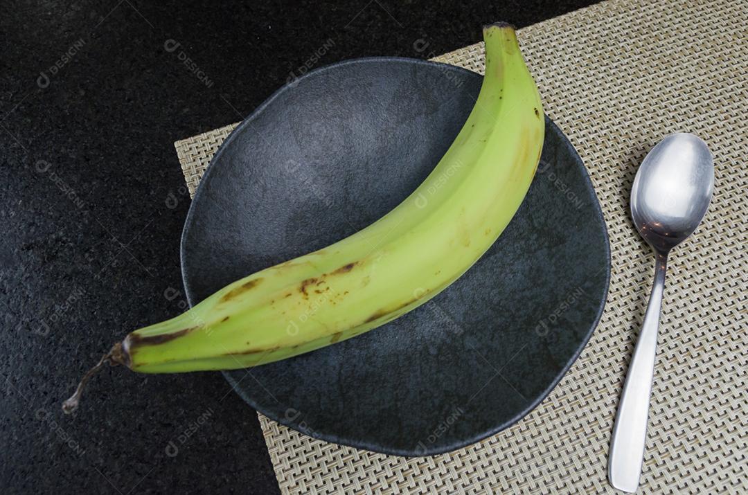 Linda placa de ardósia preta com banana