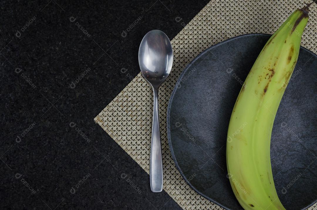 Linda placa de ardósia preta com banana