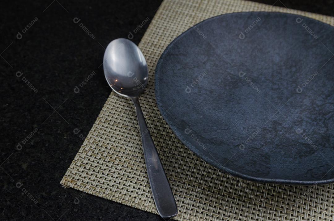 Linda placa de ardósia preta vazia vista de cima