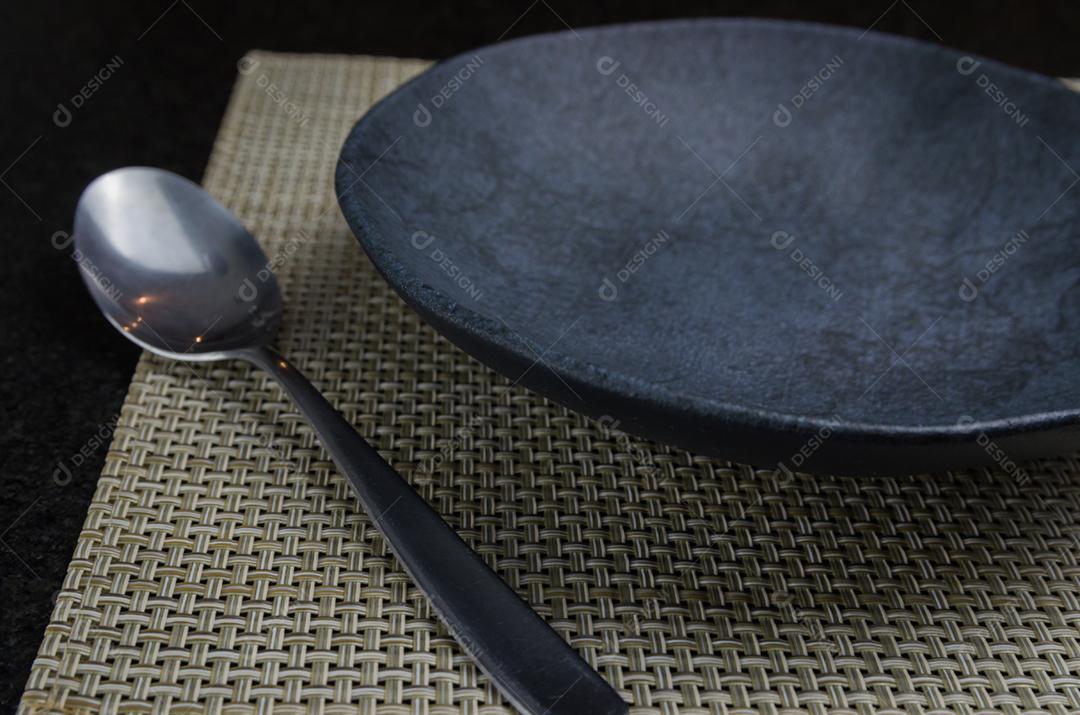 Linda placa de ardósia preta vazia vista de cima