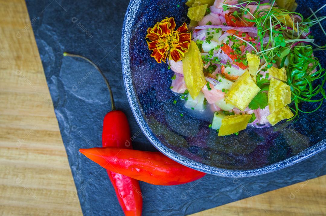 Lindo prato de ceviche decorado. Comida peruana premium.