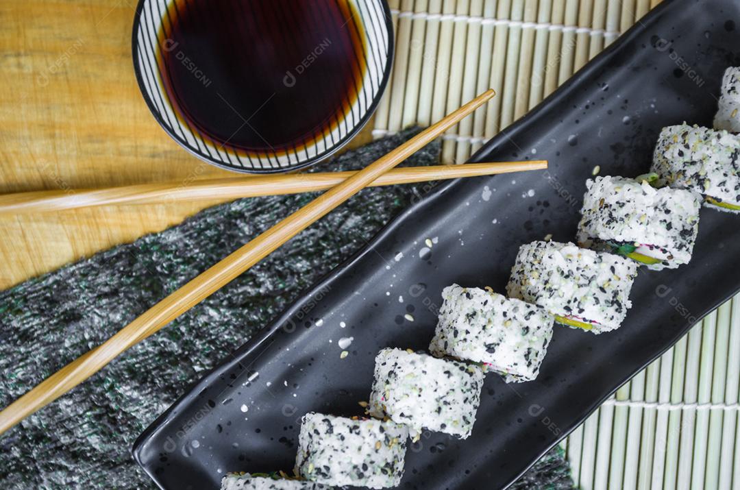 Rolo californiano em lindo prato decorado