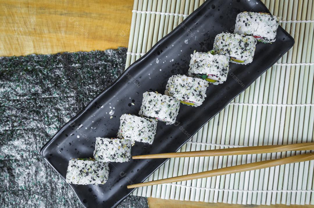 Rolo californiano em lindo prato decorado