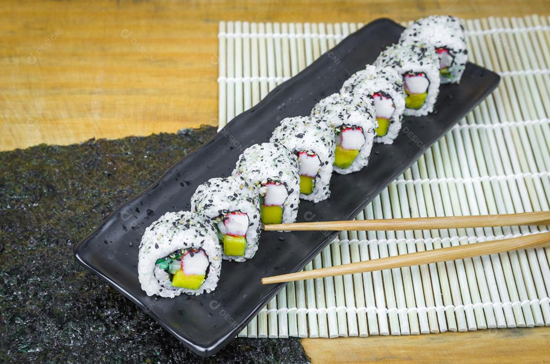 Rolo californiano em lindo prato decorado