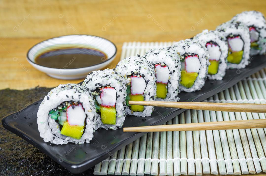 Rolo californiano em lindo prato decorado