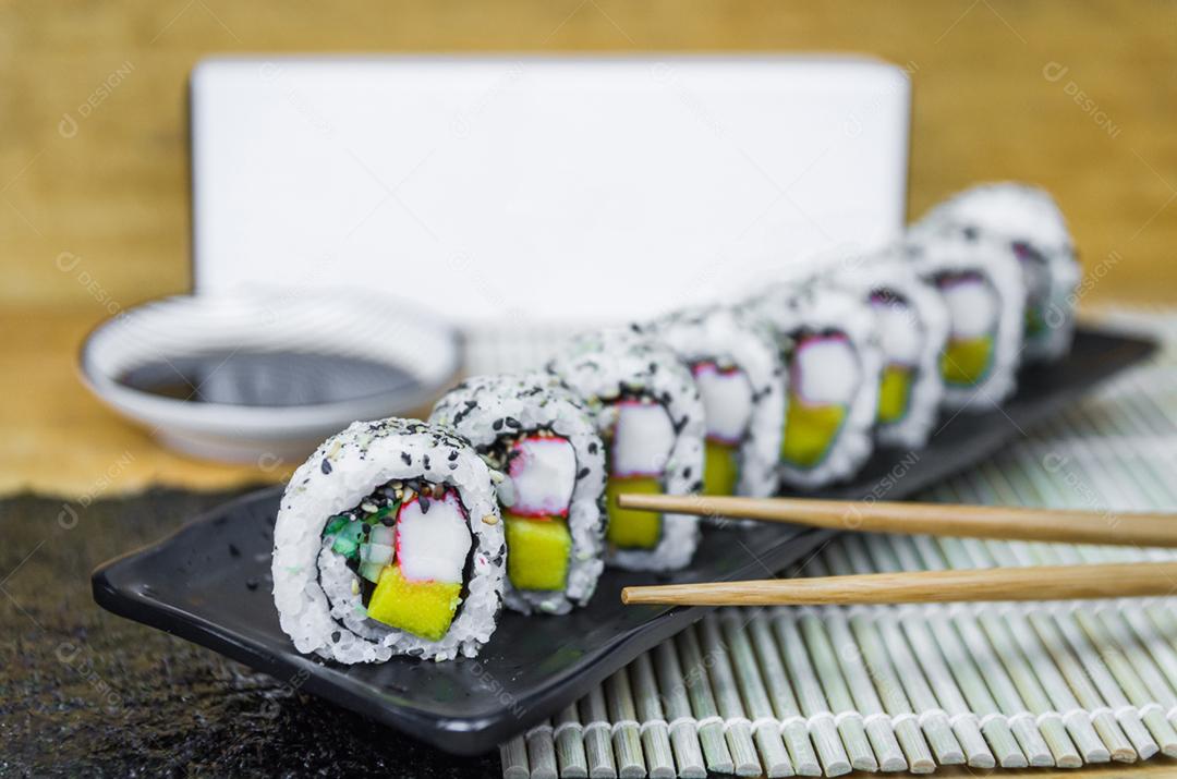 Rolo californiano em lindo prato decorado