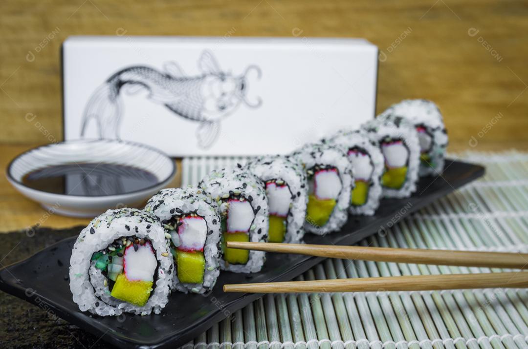 Rolo californiano em lindo prato decorado