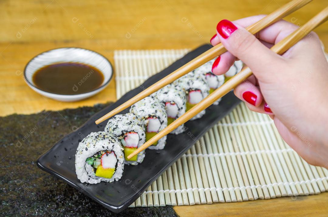 Rolo californiano em lindo prato decorado