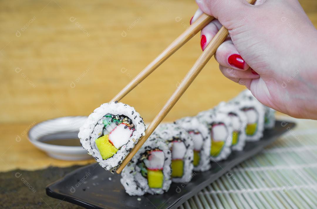 Rolo californiano em lindo prato decorado