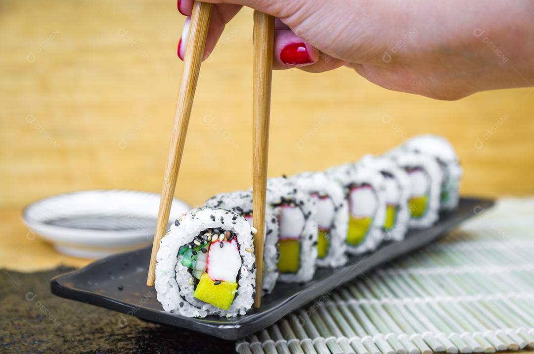 Rolo californiano em lindo prato decorado