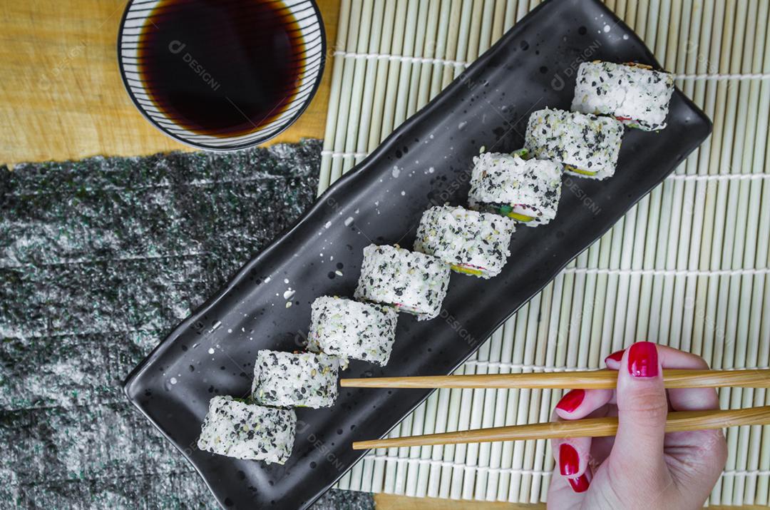 Rolo californiano em lindo prato decorado