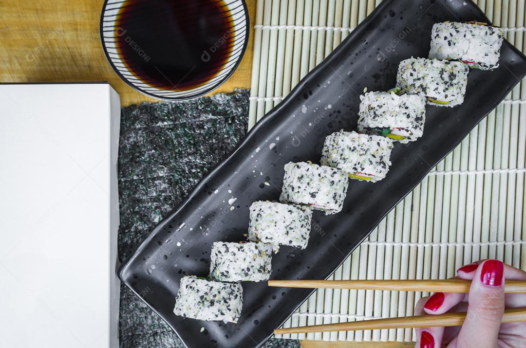 Rolo californiano em lindo prato decorado