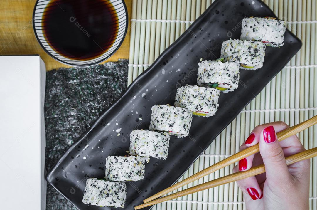 Rolo californiano em lindo prato decorado