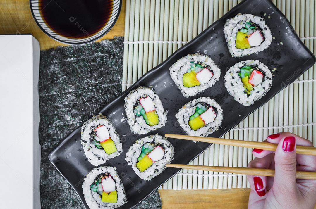 Rolo californiano em lindo prato decorado