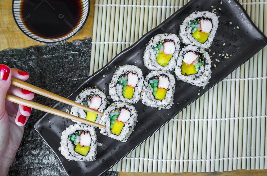 Rolo californiano em lindo prato decorado