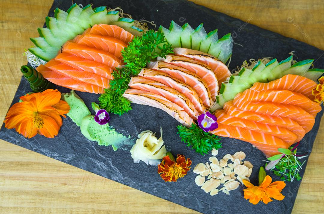 Conjunto de sushi (combo). Cozinha tradicional japonesa, sashimi premium decorado em ambiente elegante.