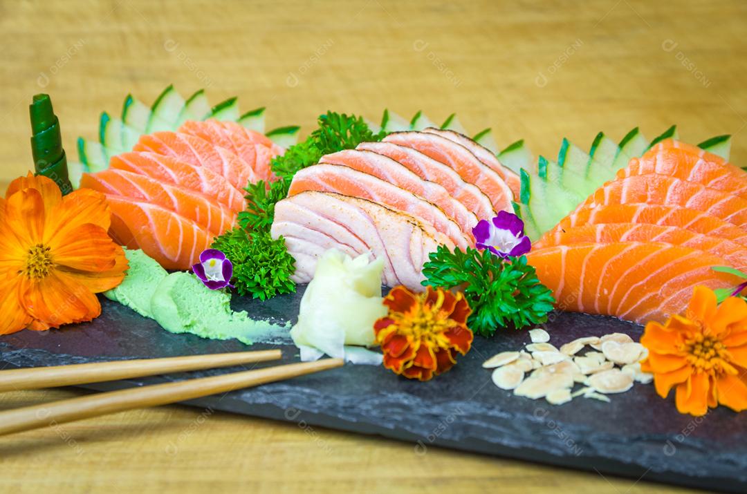 Conjunto de sushi (combo). Cozinha tradicional japonesa, sashimi premium decorado em ambiente elegante.