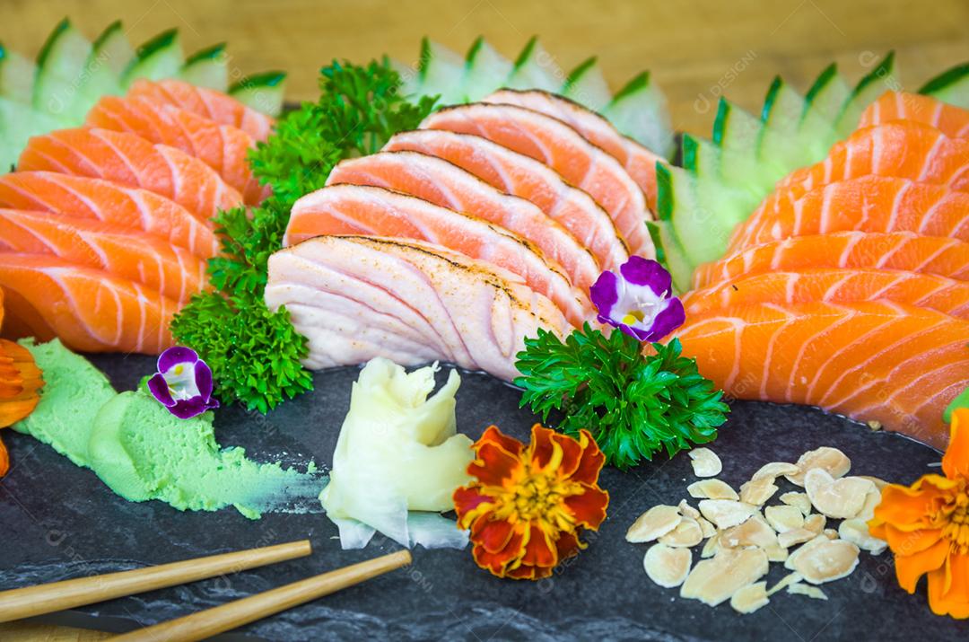 Conjunto de sushi (combo). Cozinha tradicional japonesa, sashimi premium decorado em ambiente elegante.