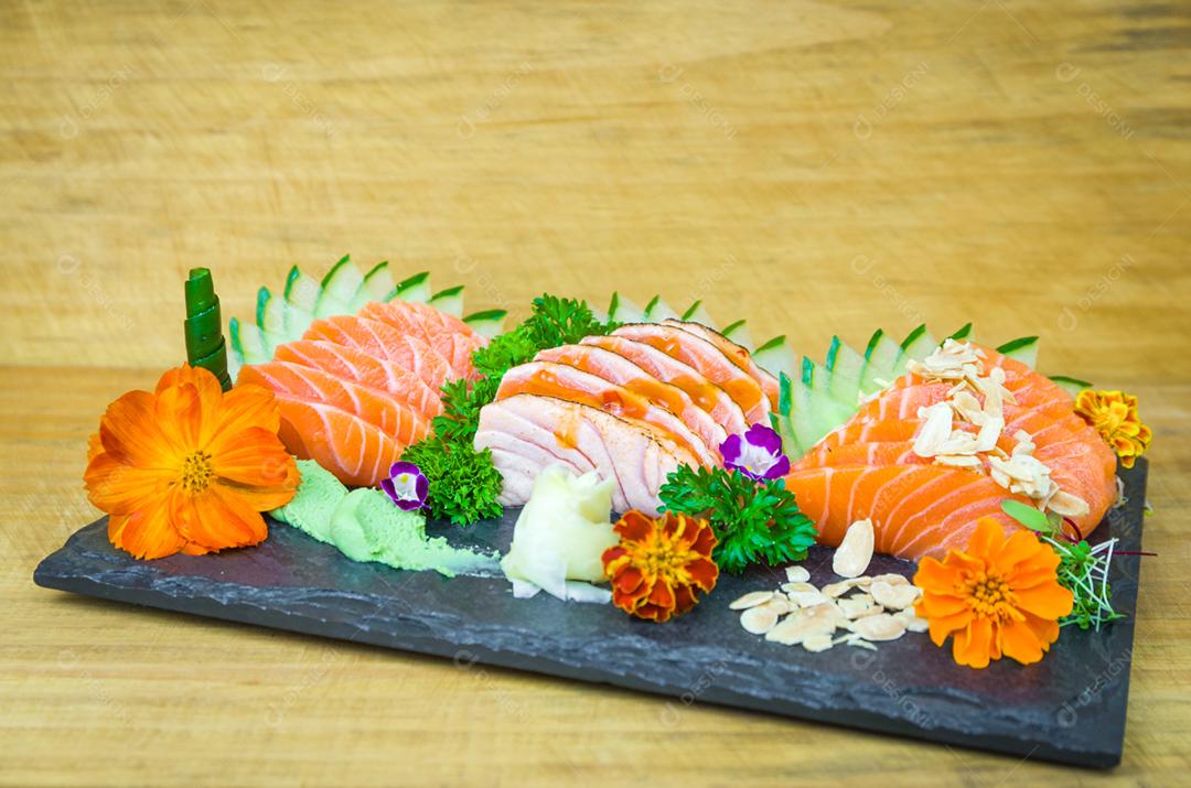 Conjunto de sushi (combo). Cozinha tradicional japonesa, sashimi premium decorado em ambiente elegante.