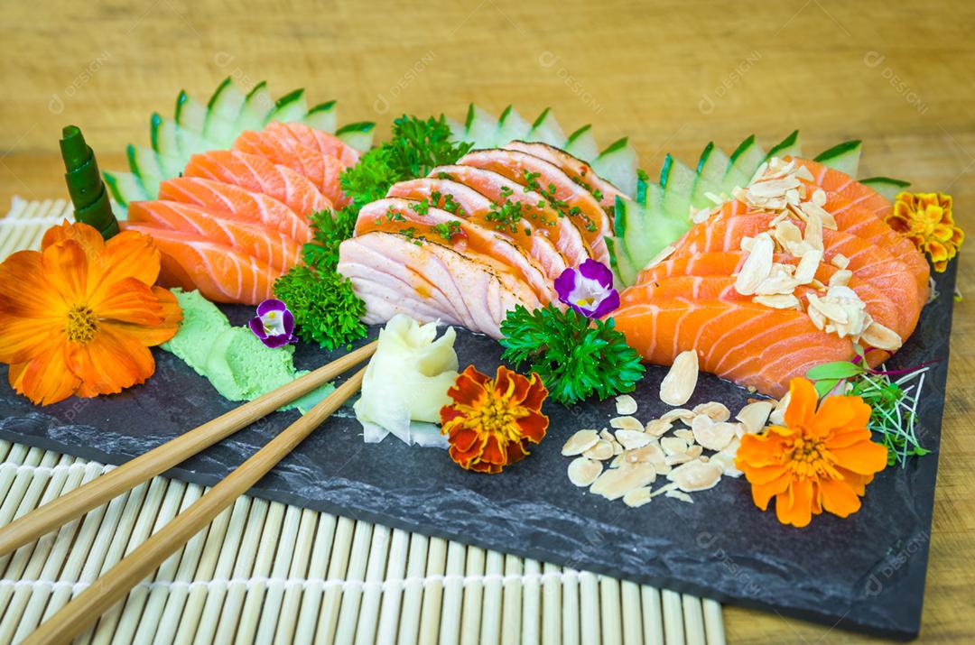 Conjunto de sushi (combo). Cozinha tradicional japonesa, sashimi premium decorado em ambiente elegante.