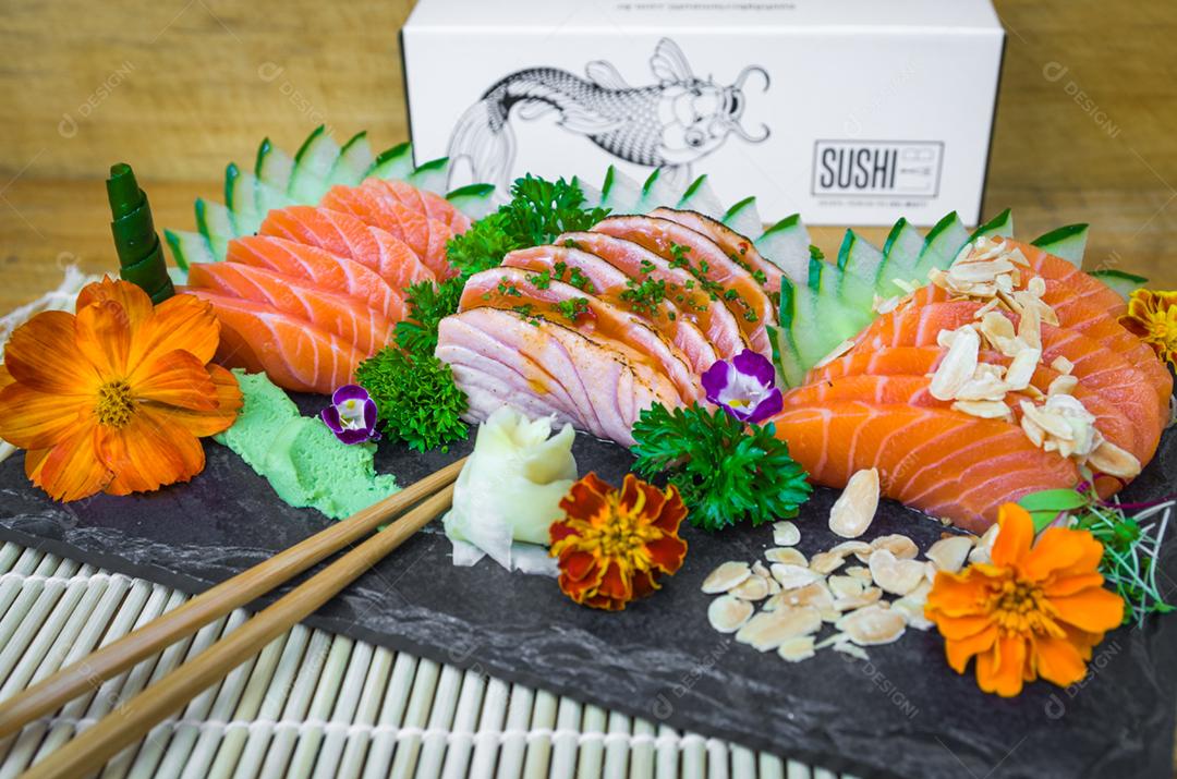 Conjunto de sushi (combo). Cozinha tradicional japonesa, sashimi premium decorado em ambiente elegante.