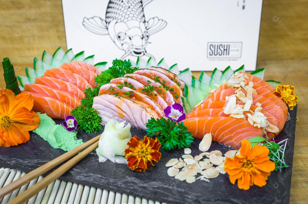 Conjunto de sushi (combo). Cozinha tradicional japonesa, sashimi premium decorado em ambiente elegante.