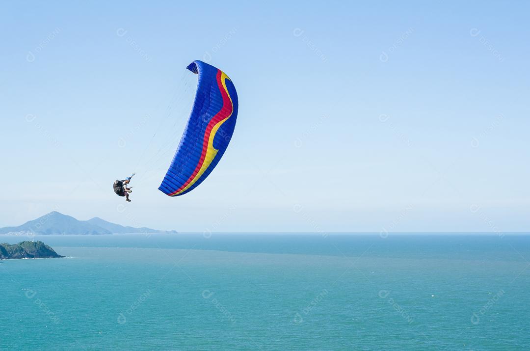 Estudantes praticando parapente na colina.
