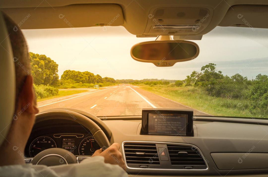 Grande conceito de viagem de carro, homem dirigindo carro com visão traseira do passageiro, visão do painel