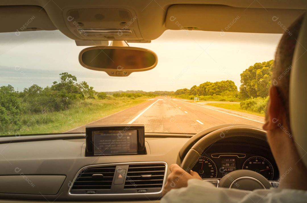Grande conceito de viagem de carro, homem dirigindo carro com visão traseira do passageiro, visão do painel