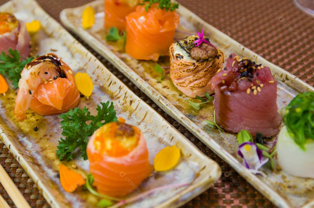 Prato decorado com diferentes sabores de sushi elegante.