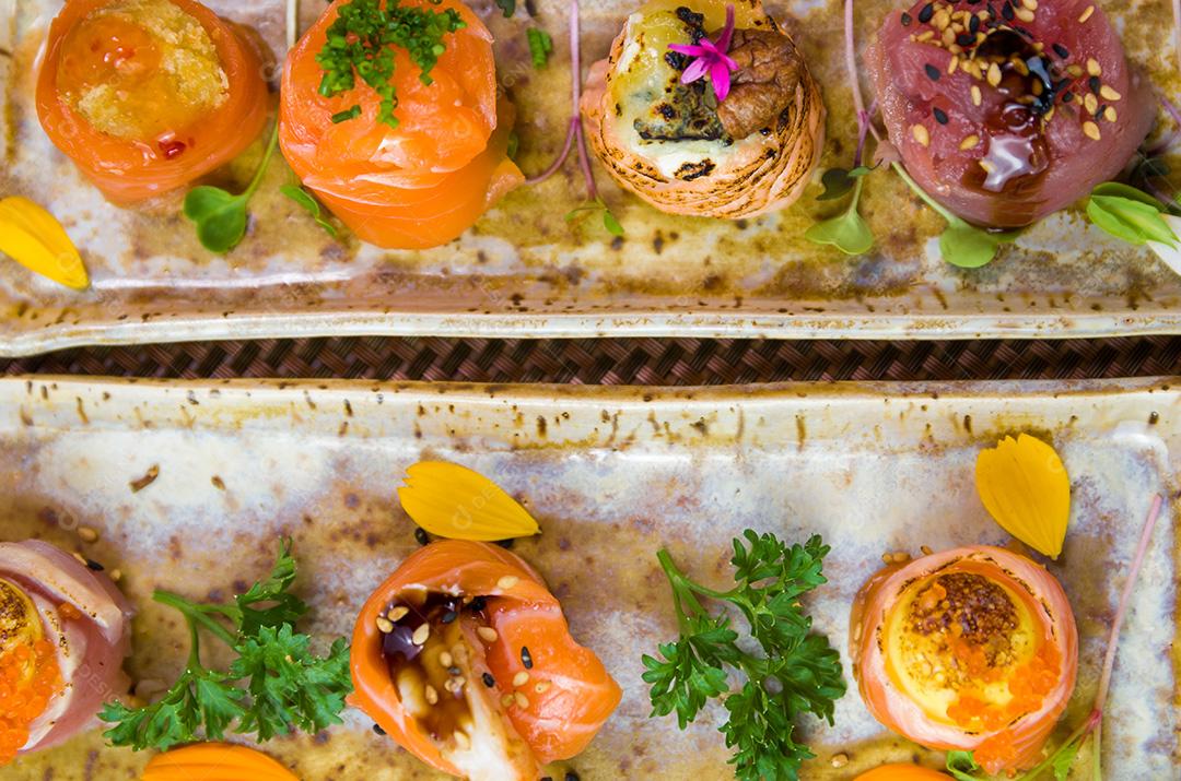 Prato decorado com diferentes sabores de sushi elegante.