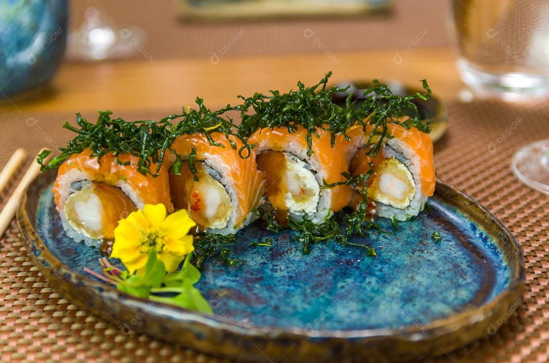 Prato decorado com diferentes sabores de sushi uramaki elegante