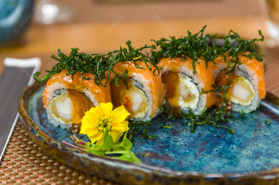 Prato decorado com diferentes sabores de sushi uramaki elegante