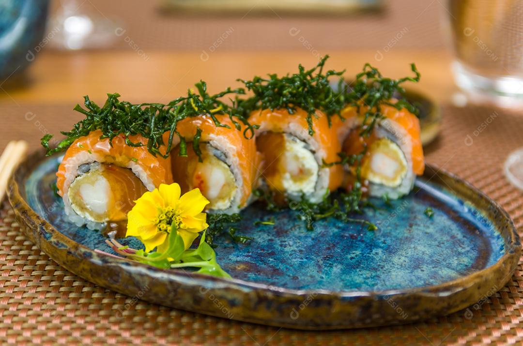 Prato decorado com diferentes sabores de sushi uramaki elegante