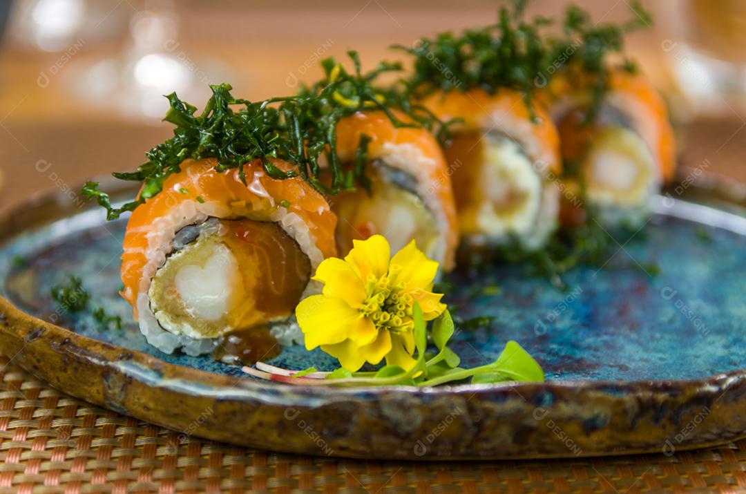 Prato decorado com diferentes sabores de sushi uramaki elegante