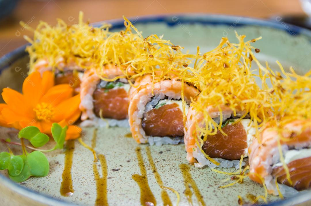 Prato decorado com diferentes sabores de sushi uramaki elegante