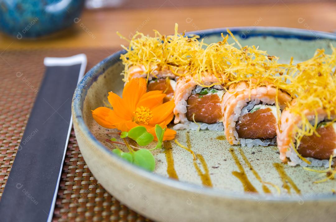Prato decorado com diferentes sabores de sushi uramaki elegante