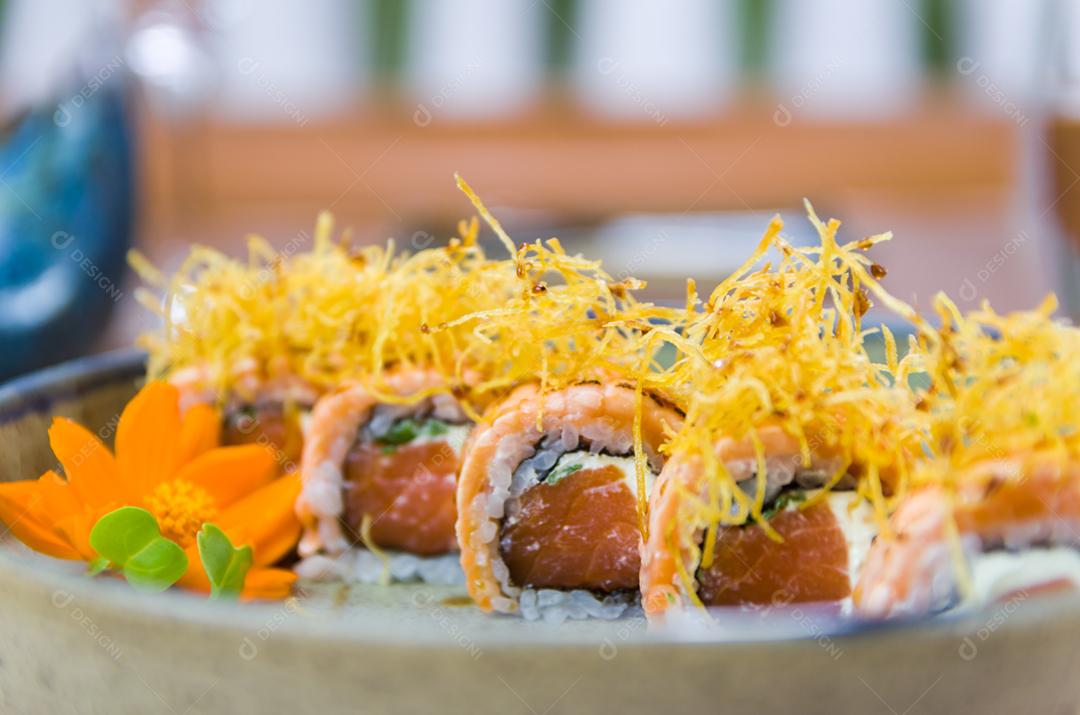 Prato decorado com diferentes sabores de sushi uramaki elegante